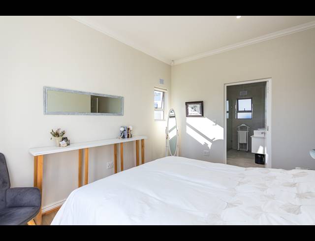4 BEDROOM FREESTANDING TO LET IN SUNNINGDALE